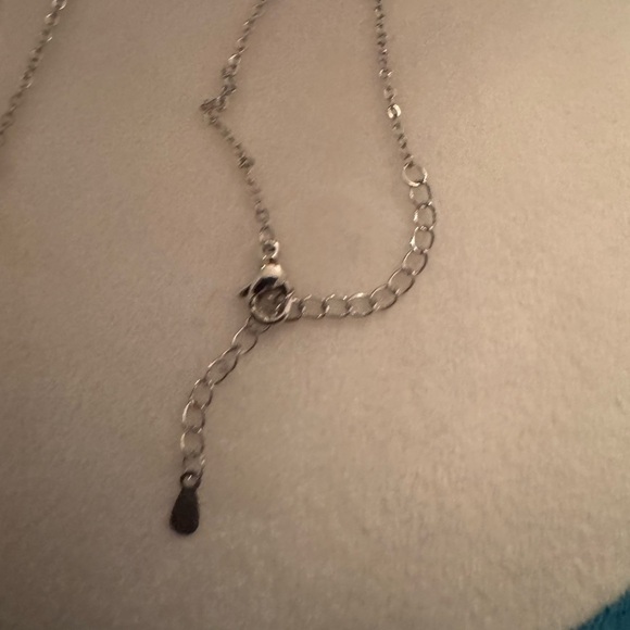 Silver Vine-Inspired Necklace with Leaf Details - Picture 3 of 3